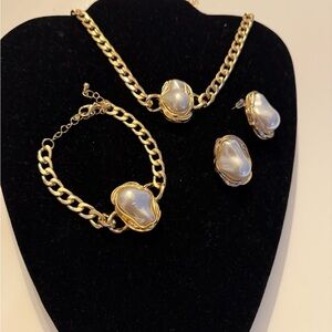 Elegant Gold and Pearl Jewelry Set